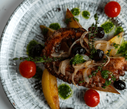 Осьминог греческий с печеным картофелем, чесноком, травами и оливками